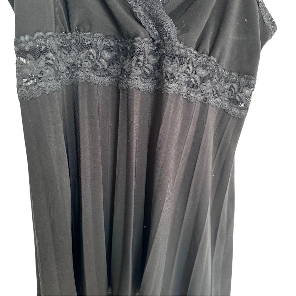 Elegant Black Lace Trim Camisole - Picture 2 of 6